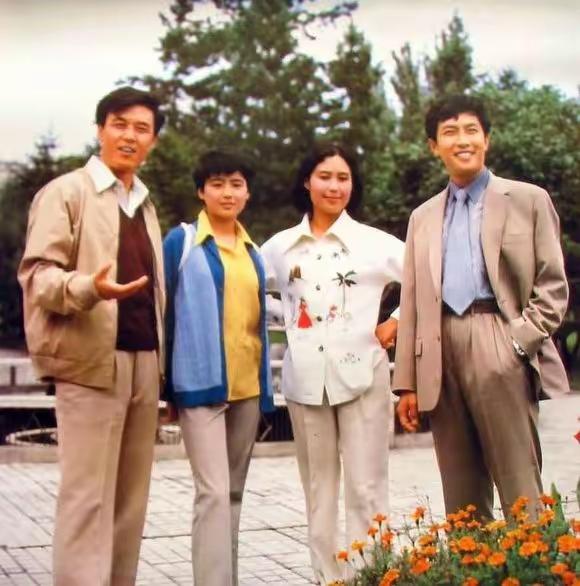 四个朋友在公园里开心地合影。怀念那个年代，都很朴实，实力派演员啊？你们还认识几位