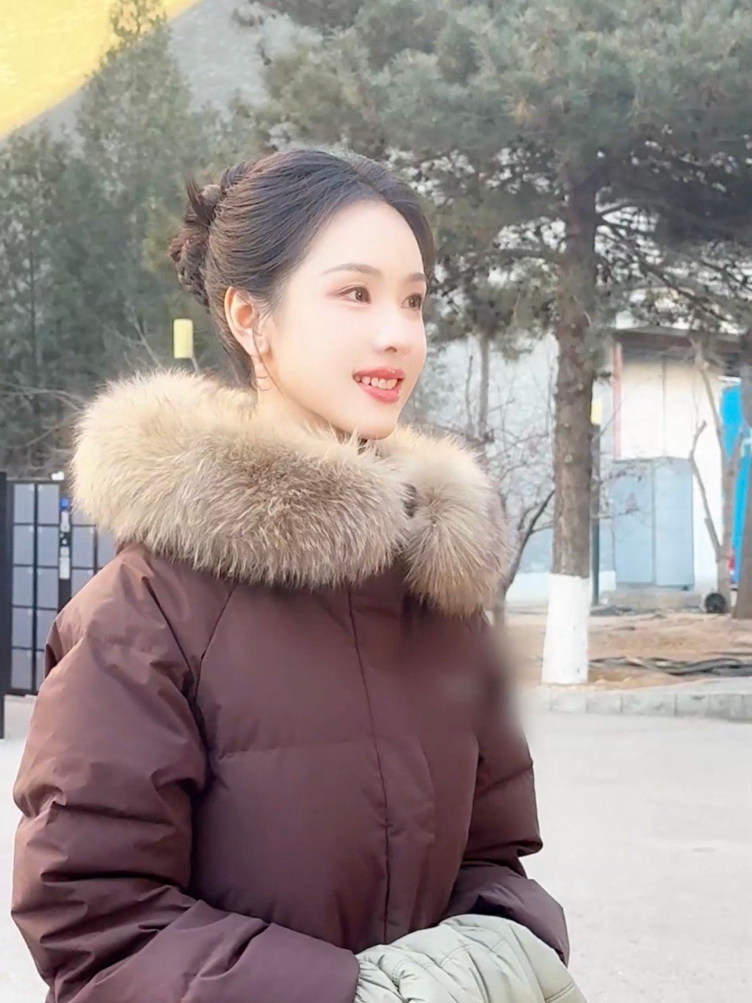 陈都灵 i人收到饭撒懵圈但呆萌被陈都灵2026网络视听盛典饭撒萌化了！裹羽绒服软