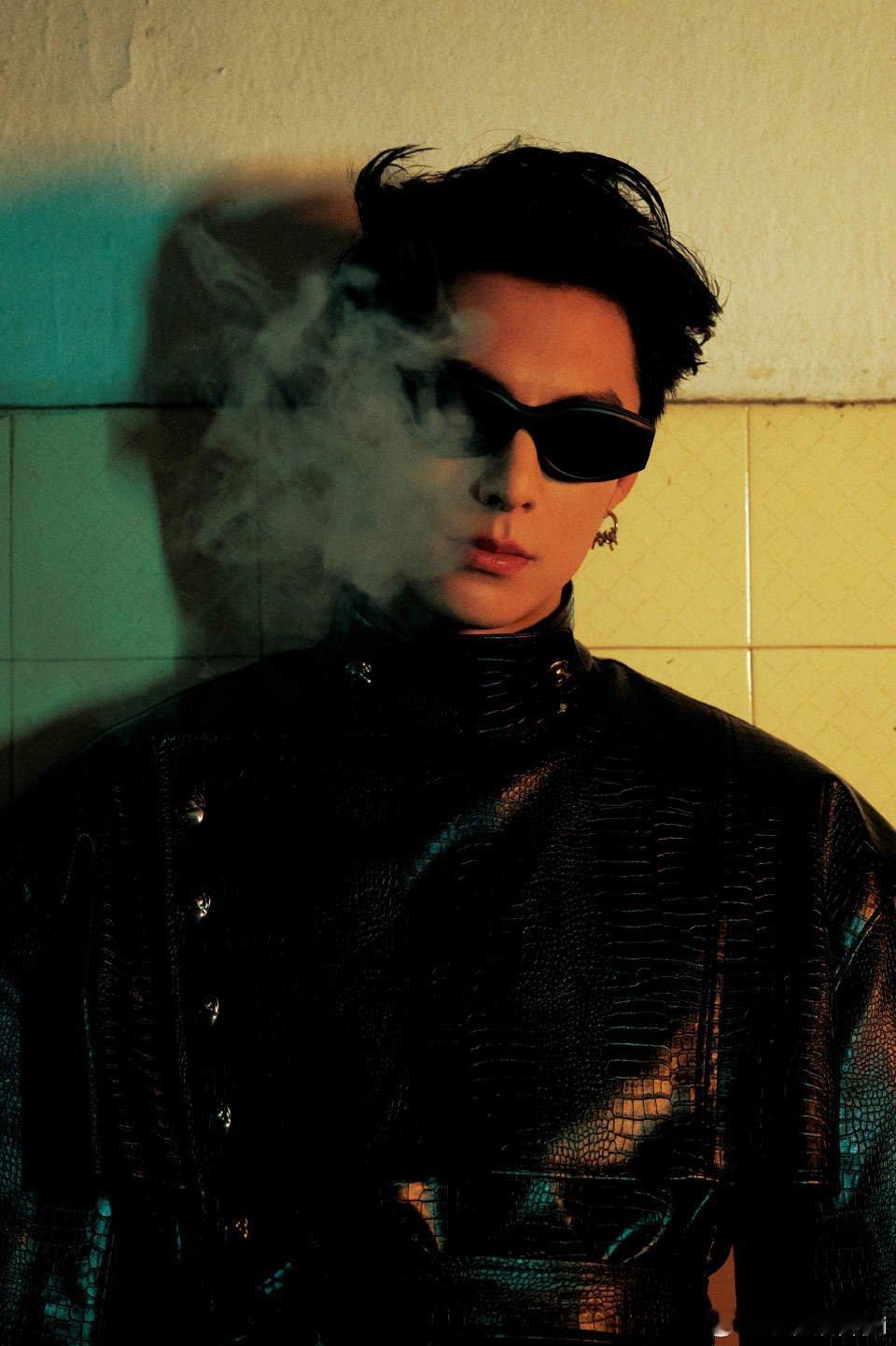 王鹤棣湖南卫视跨年造型出图了，很酷很飒的一组图，期待一下帅哥的舞台咯