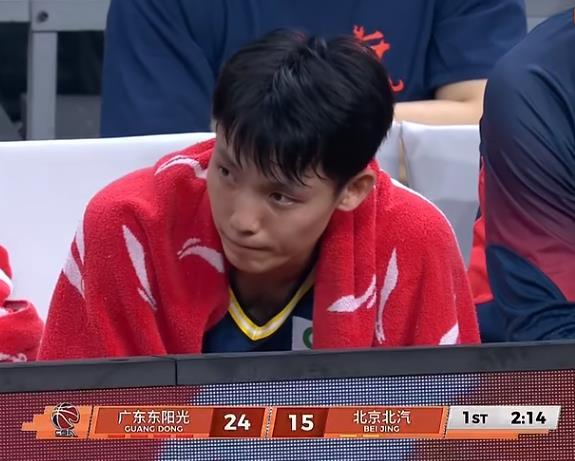 徐杰第一节防的太紧密了，第一节打了7分钟就领到3次犯规，不得不被杜锋换下场，徐杰