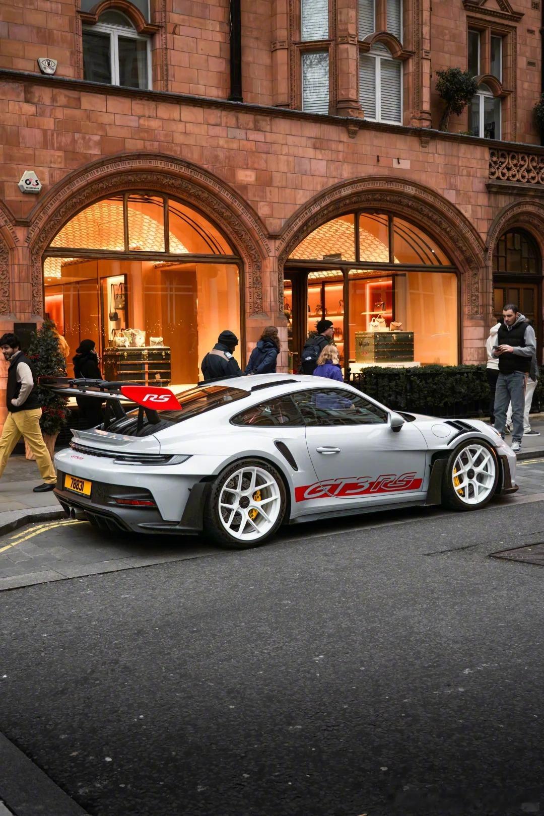 街道和保时捷GT3 RS共同构成城市风景 