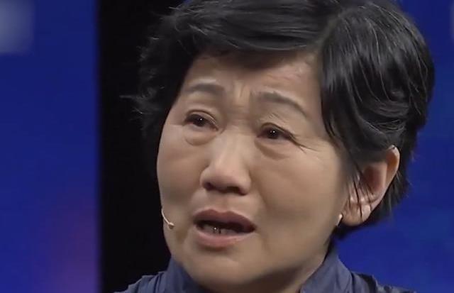 1976年，上海女知青顾荣华为了回到繁华都市，狠心抛弃了自己的女儿。
38年后，