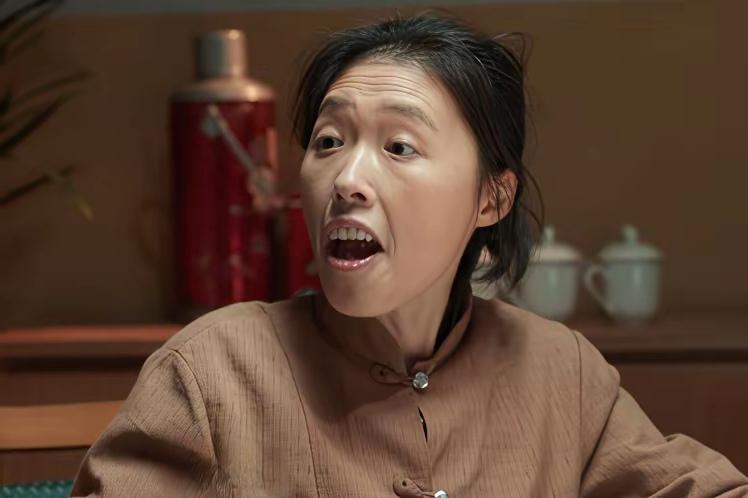 追剧《依依向北风》 俞乐山的妹妹俞乐英应该是看上了厂里的技术员谢敬思。这谢敬思专