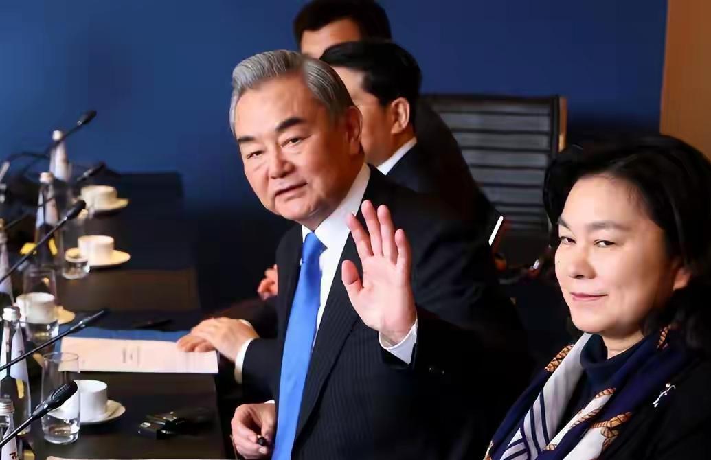 欧洲不是旁观者！
慕尼黑安全会议期间，王毅提出“欧洲不应在菜单上，而应在餐桌旁”