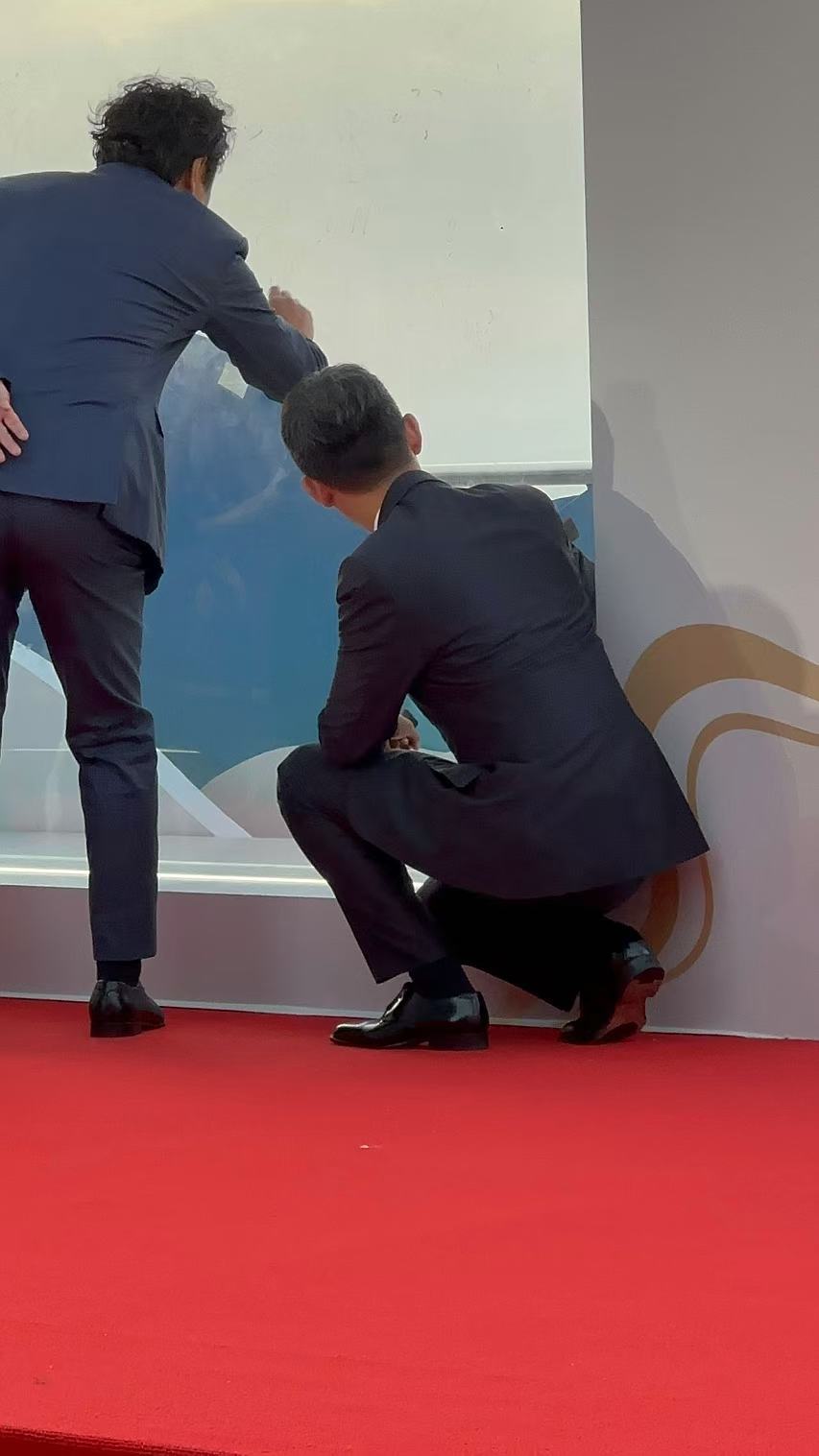 张译蹲着签名  哇！ 张译来啦！ 