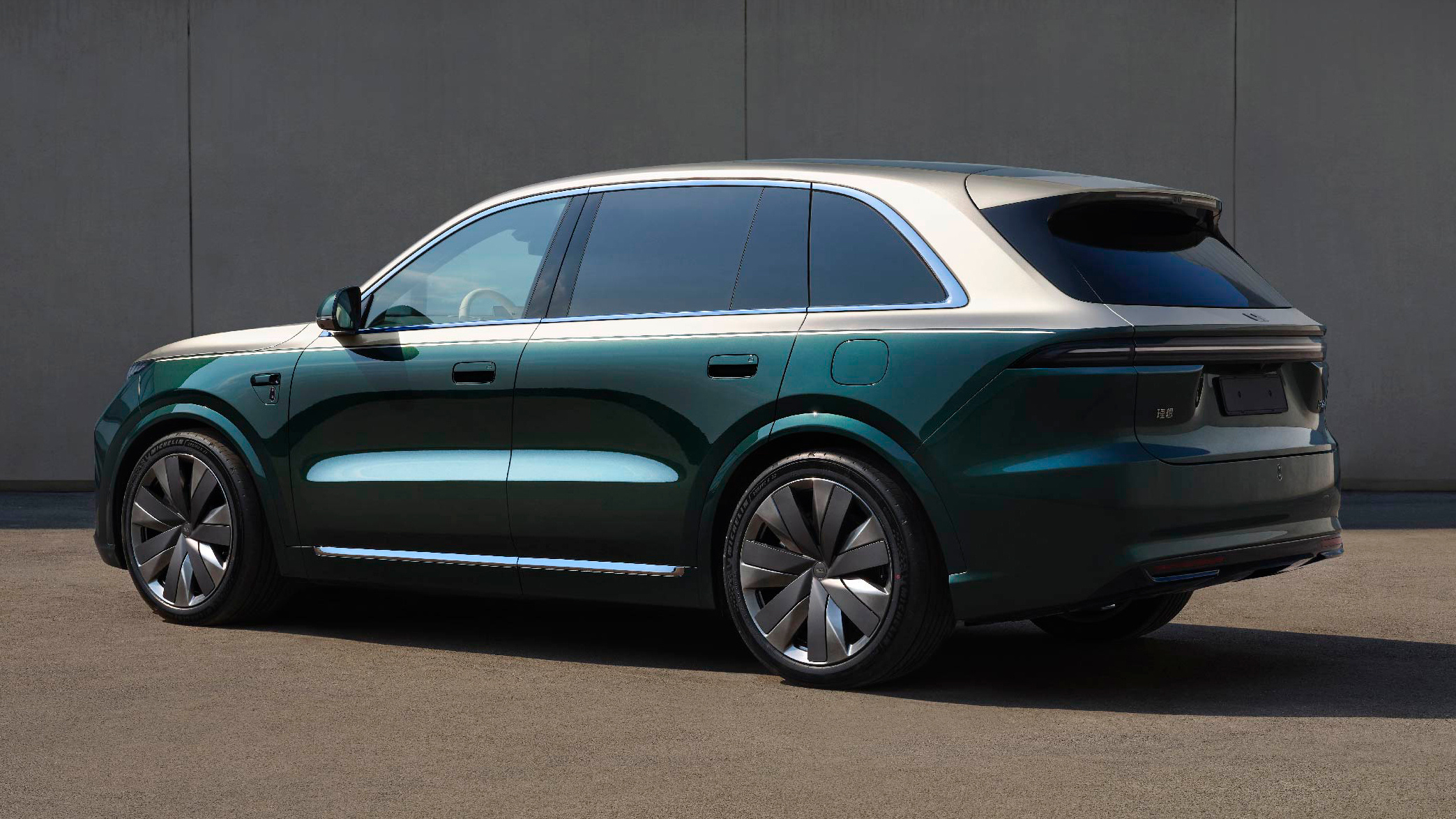 全新理想L8来啦！与L9有很细微的区别，集中在前侧后底部的一些细节设计，尾灯部分