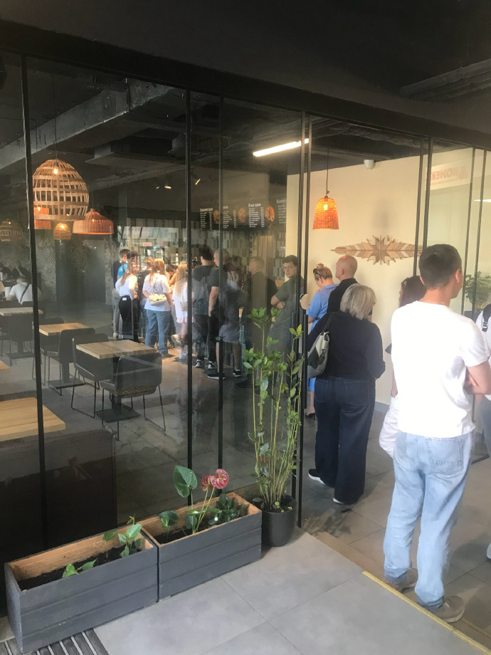 我们乌克兰家常菜餐厅在基辅开业一个半月，9月客流大幅度增加。9月2日营业额创新高