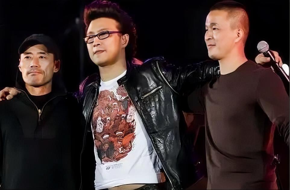 草根逆袭爆红全网，登上春晚舞台圈粉无数，巅峰时期商演接到手软，却在大火仅仅一年后