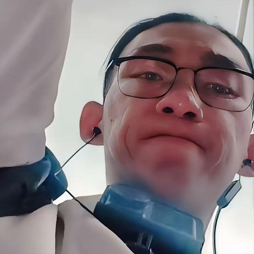 婴儿在列车上哭嚎了20分钟男子终于忍不下去了快步走到家长跟前，伸出了手，只用了3