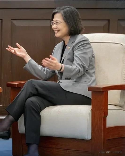 针对赖清德早先称“中华民国宪法是风险”之论调，蔡英文不得不出面来帮赖圆话。蔡英文
