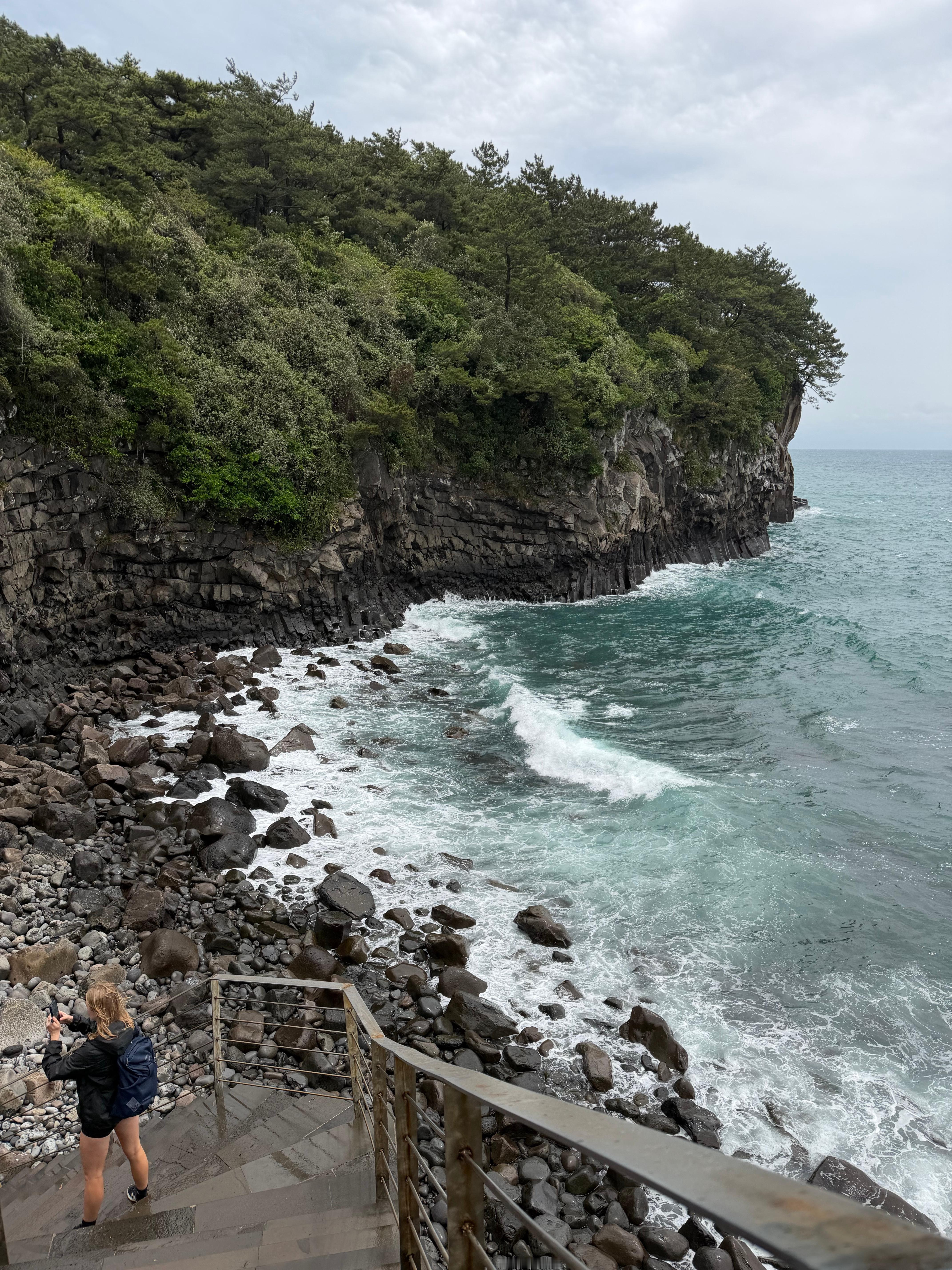 🚶🏻♂️🏔️六点起来还是雨天，中午竟然放晴，晚上一打开窗户是晚霞济州岛户外