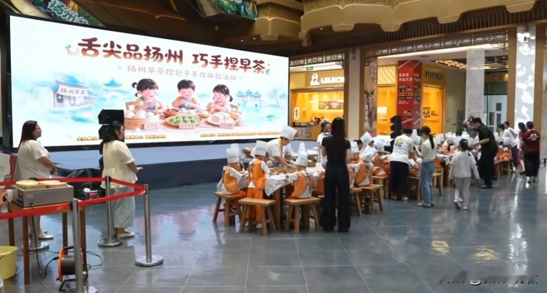 近日，扬州东站广场北侧的印象扬州一楼开展了趣味满满的《舌尖品扬州巧手捏早茶》扬州