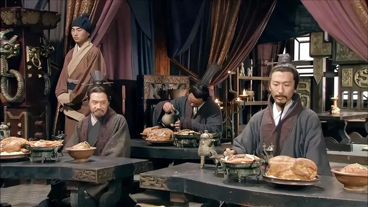 周朝贵族吃饭有着严苛的席位规矩，坐错位置就属于严重失礼。

周代贵族赴宴，席位坐