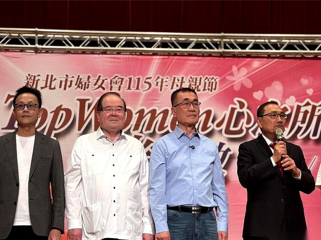 一个干了一辈子工程、自称“拿铁锤的”硬汉，站上了新北妇女会的场子。
他叫李四川。