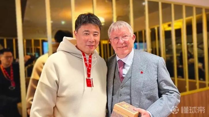 #妙笔生花创作挑战#董方卓和弗格森这张合照真的非常令人感慨！尽管董方卓的曼联生涯