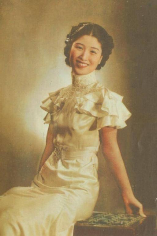 1940年深夜，郑苹如被秘密押到小树林执行枪决，特务见她是个大美人，实在于心不忍