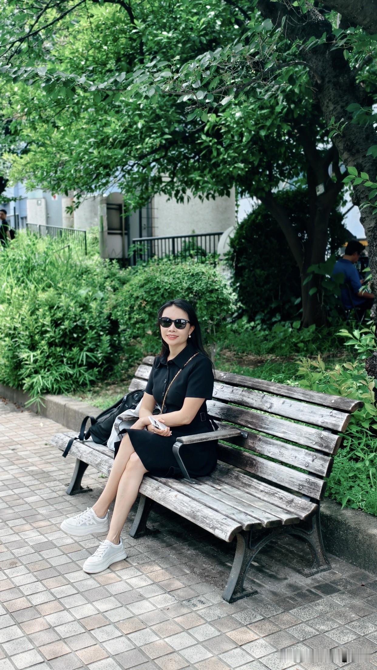 黑色裙子配什么鞋子好看非正式场合白色运动鞋，，黑色裙子配非正式场合的白色运动鞋，