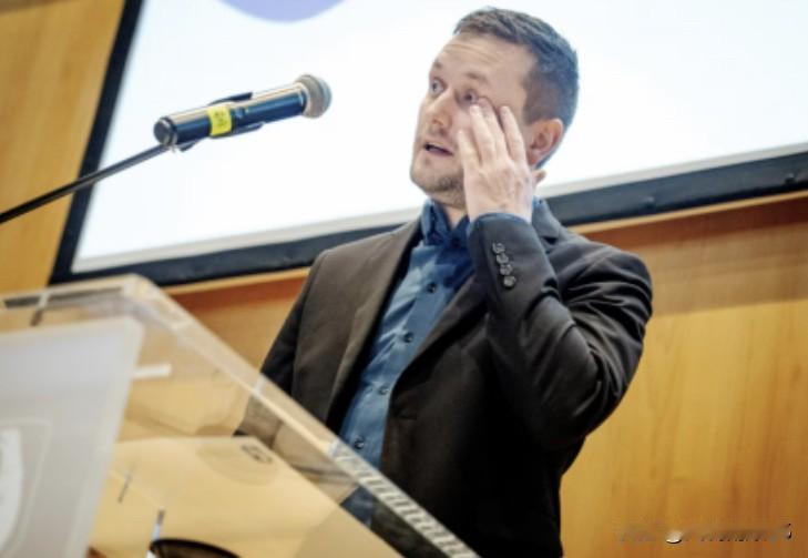 又是格陵兰岛的错？当特朗普傲慢地把格陵兰岛叫做一块冰的时候，格陵兰岛自治政府总理