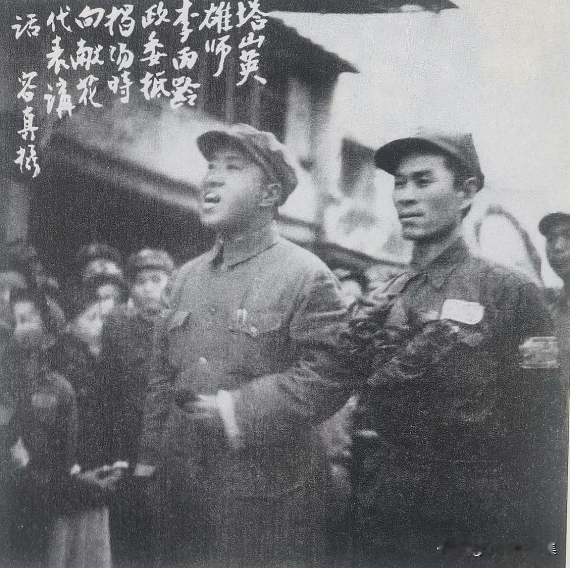 1949年，塔山英雄师李丙令政委率121师到达广东潮汕地区，向献花人员讲话。李丙