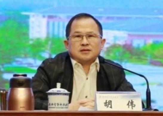 “中美关系恶化的责任不在美国，中国应该看看自己的问题！”这句话出自中国教授胡伟之