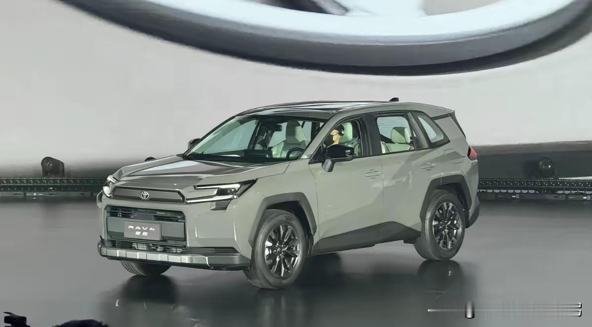 2020年，燃油车市场占有率为94.6%
2021年，燃油车市场占有率降至86.