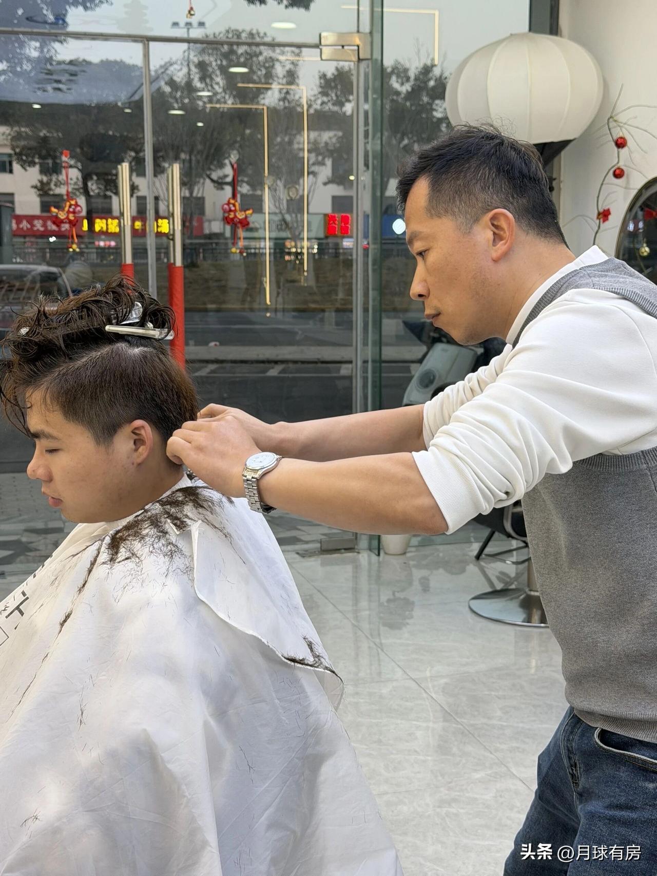 今天没什么大事，就是下楼理个发，简简单单的日常小事，却让我心里堵了好一会儿。
