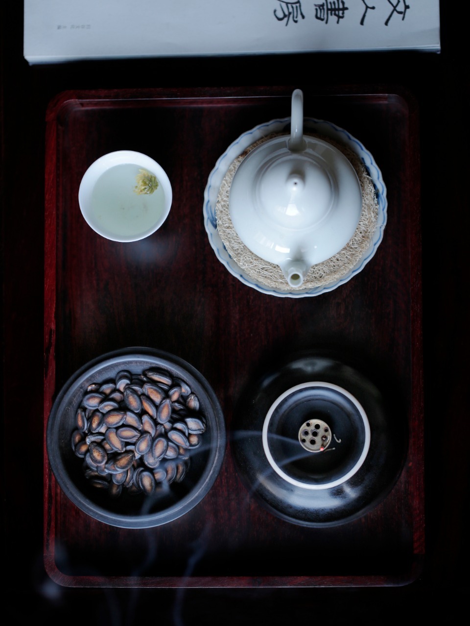 紫光檀 天地盖圆盒此罐造型别致，子母口，鼓腹，上下圈足，并镶嵌猛犸牙，整器充满了