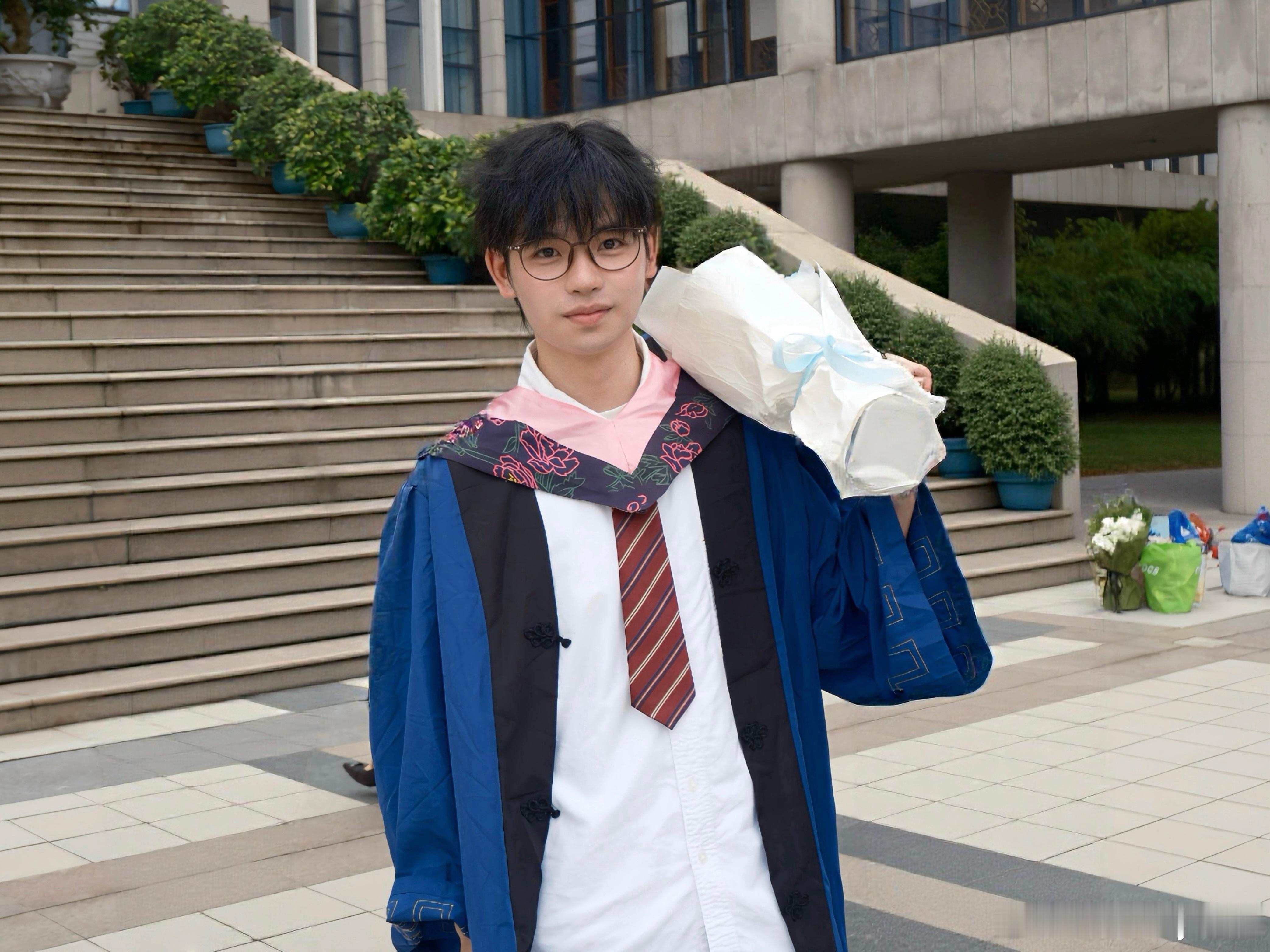只有我一个人不想毕业吗学校你别赶我走…. 