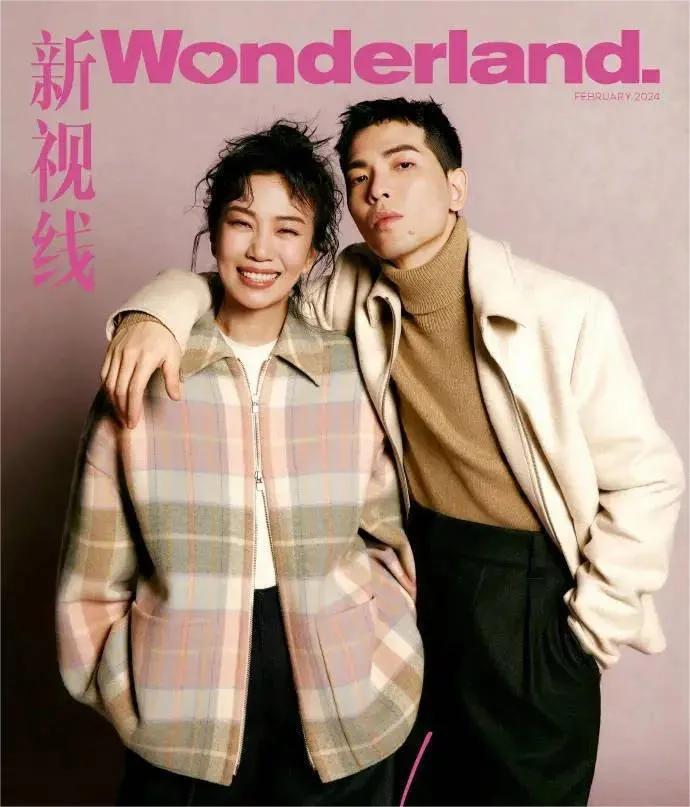 萧敬腾携妻子拍摄时尚杂志封面照，执手漫步岁月，情定无名指，两人的眼神中流露出缱绻