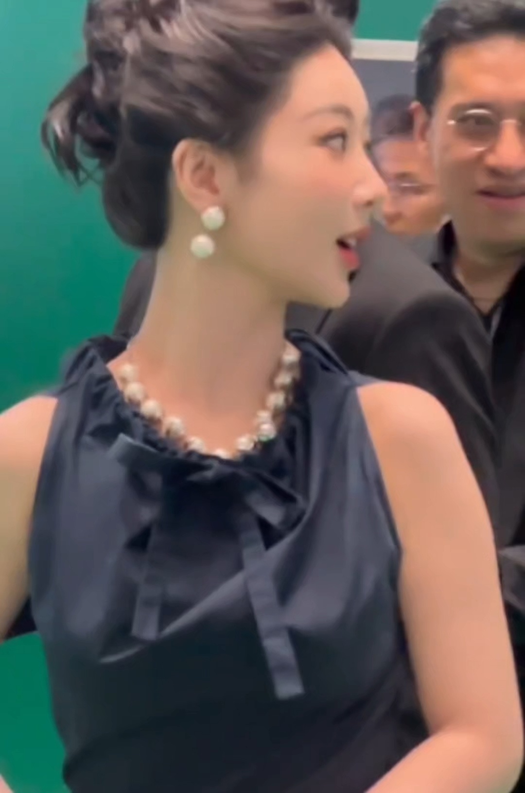 别人：分析造型分析状态我：好漂亮好漂亮好漂亮...要不是有人提出来杨紫耳环不对称