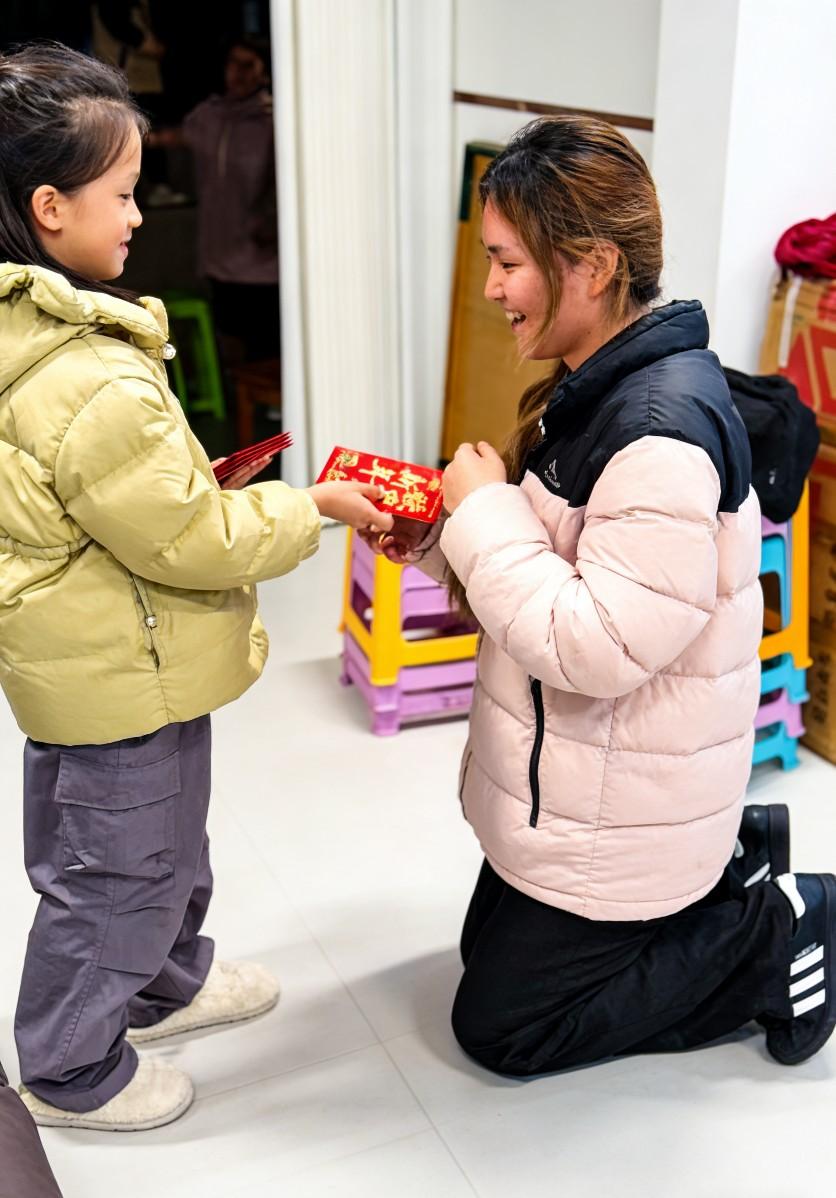 8岁小姨给20岁大学生侄女发红包轰动全网。重庆一8岁小学生辈分高，她的侄子侄女有