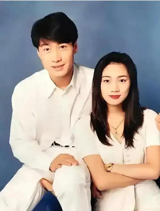 在华语乐坛的黄金年代，黎明是当之无愧的顶流男神。身为四大天王之一，他颜值出众、气