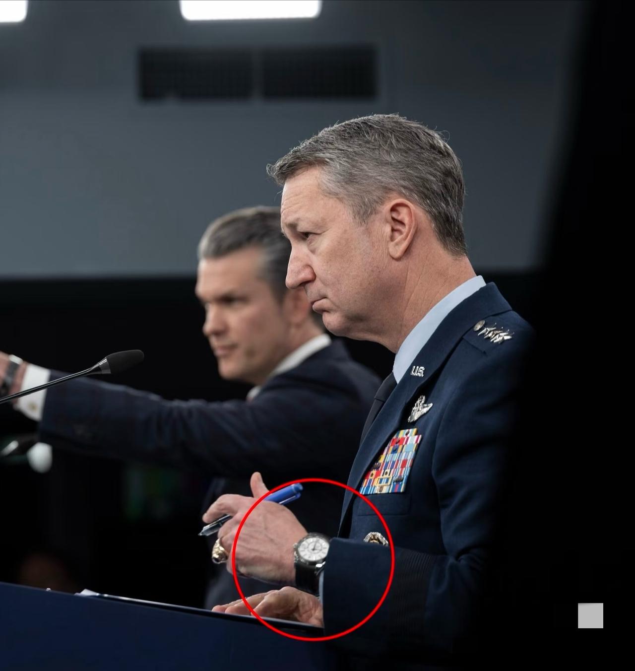 美军参谋长联席会议主席Razin Caine（拉辛·凯恩）将军今天佩戴了一款劳力