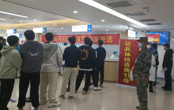 令人震惊！重庆一位21岁小伙主动应征入伍，圆满通过体检与政治考核，一腔热血踏入军