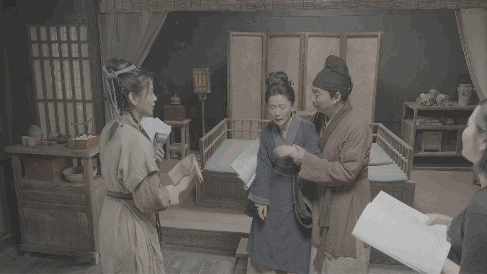 范明演戏时被何赛飞咬了一口 拍摄情绪大戏时何赛飞太过投入，咬伤搭档范明，范明十分