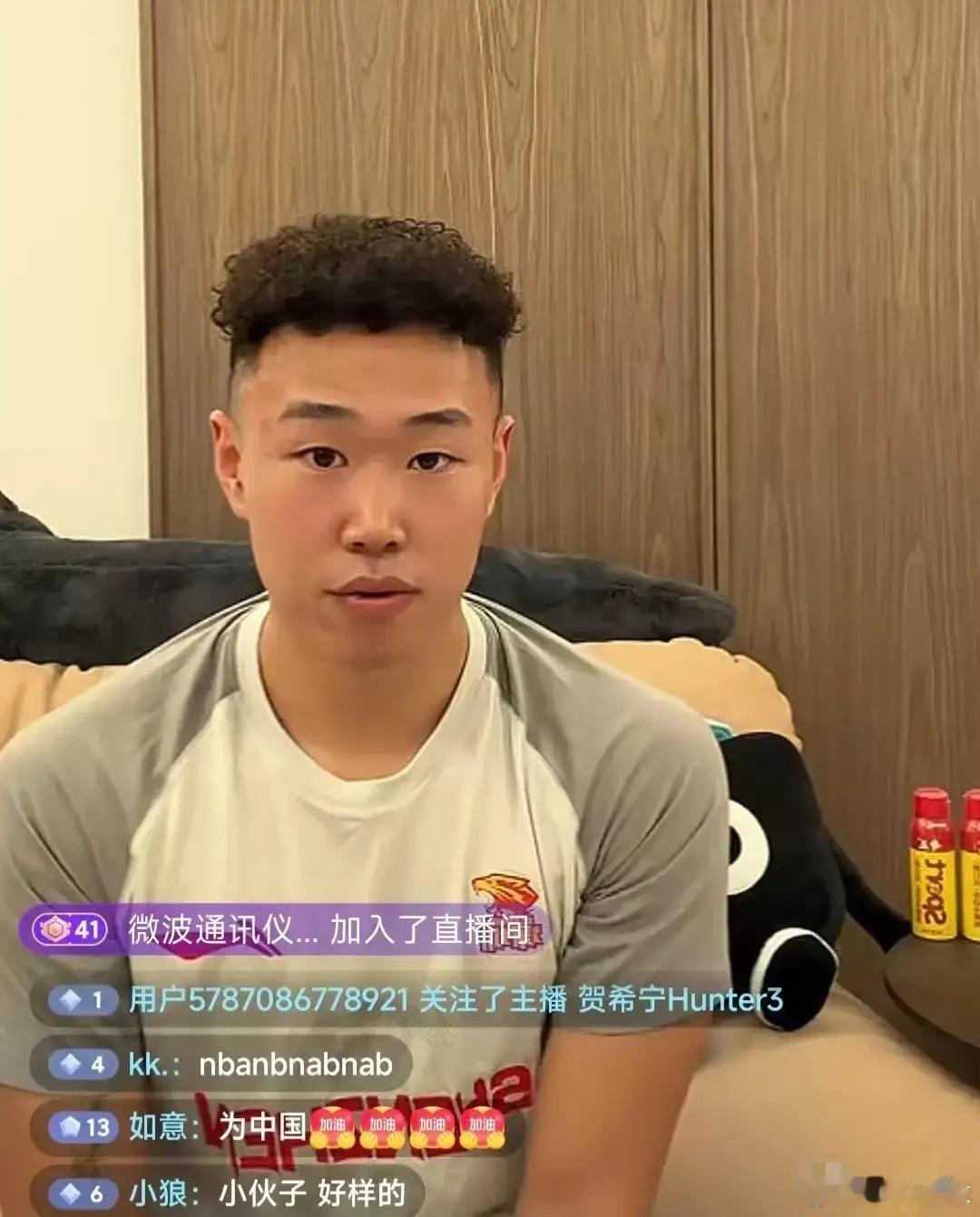 真是人逢喜事精神爽啊，4月26日，贺希宁在得知自己获得MVP之后，迅速开启了直播