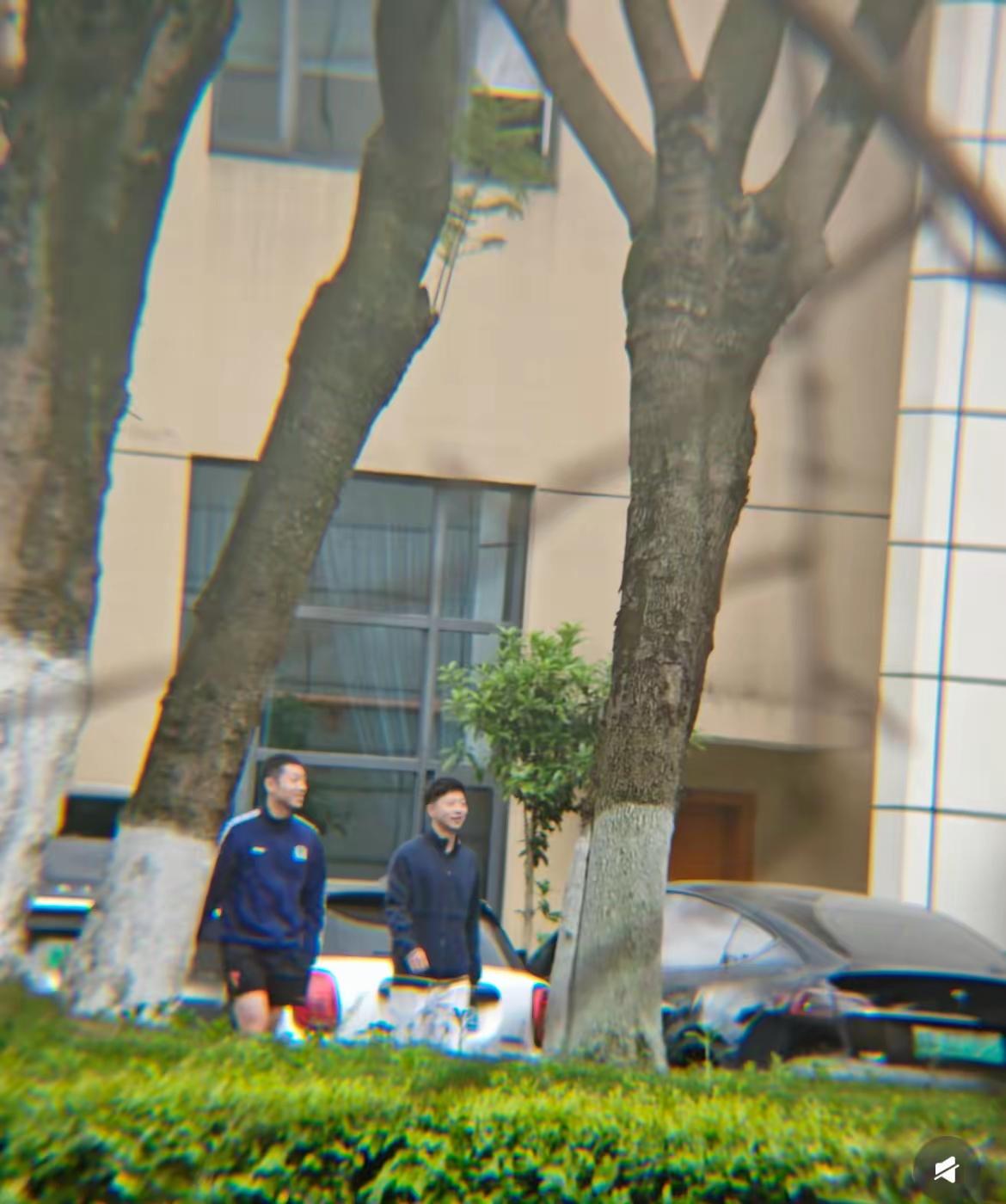 4月21日“树透社记者”镜头下的龙队和许全面！
今天上午，“树透社记者”终于捕捉