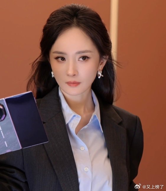 杨幂前一秒温柔后一秒冷艳杨幂白裙vs黑西装 杨幂不仅把白裙穿出了仙气，还把黑西装