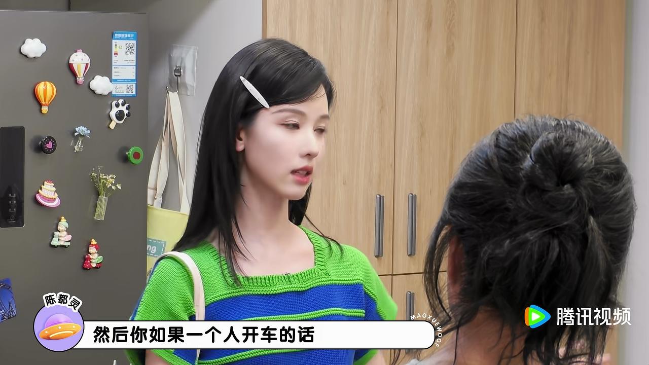 陈都灵说：“美国那种公路，人特别少，如果晚上你一个人开车有人在向你招手，手心朝向