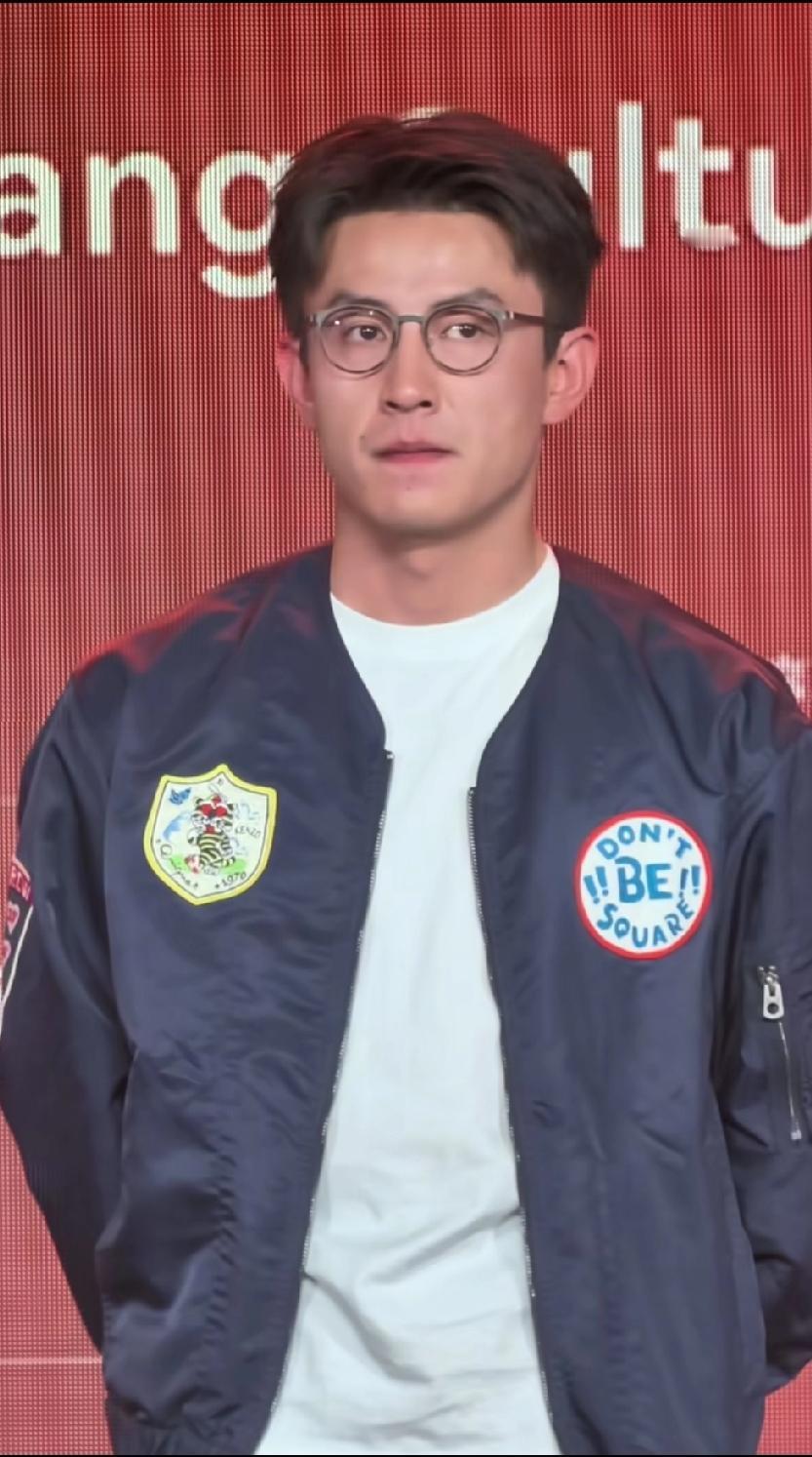 新鲜的刘萧旭来了哈，他身穿夹克现身北京电影节。这小子只换了个发型瞬间就成熟稳重了