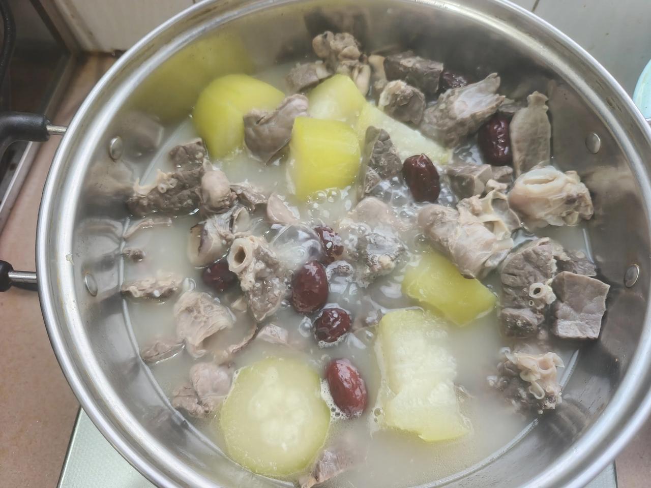 晒出每日美食这就是我一个穷人的晚餐，早上我去沙涌市场花了一元买了一个猪肺，晚上就