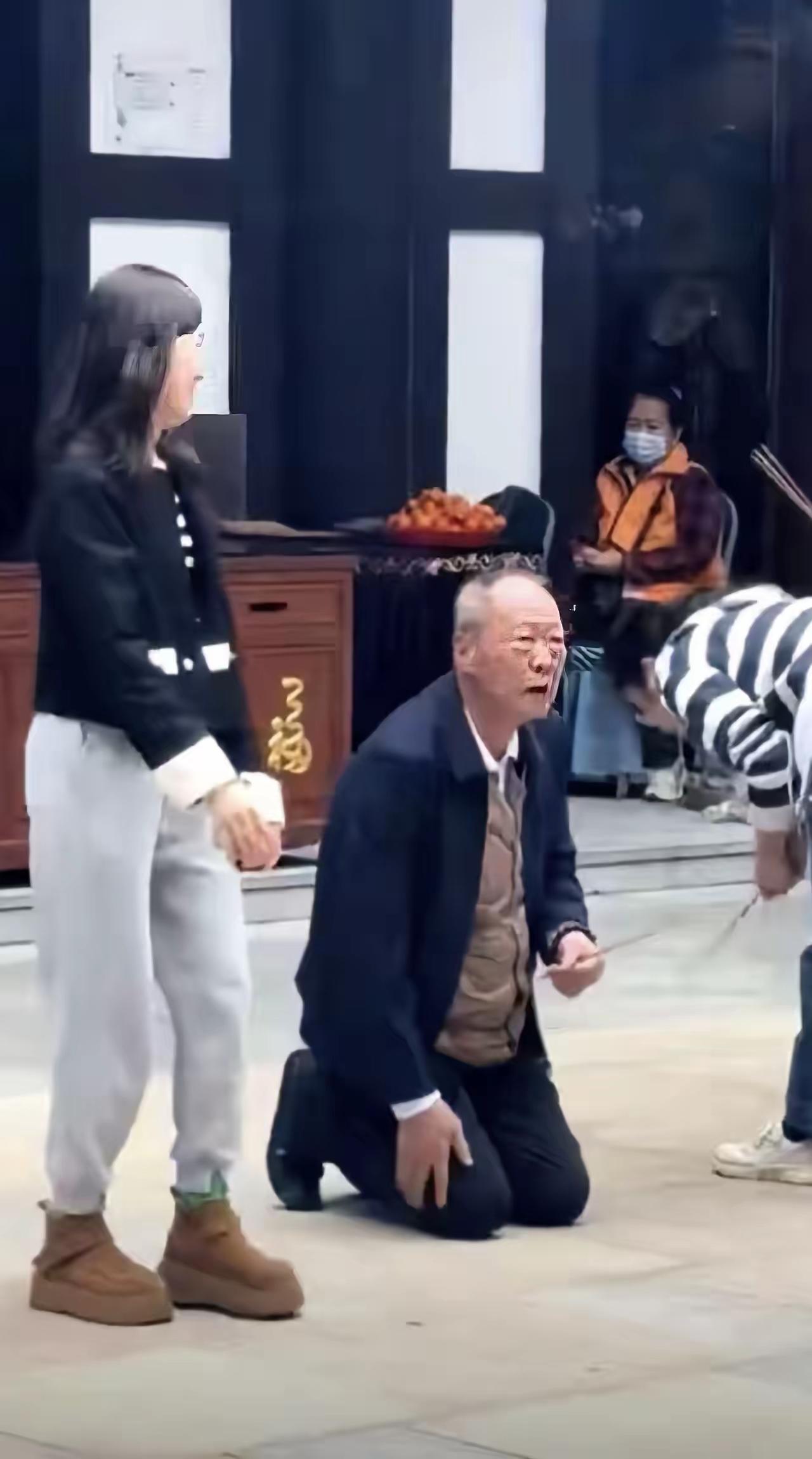 他身价450亿 ，在深圳的般若禅寺
跪拜佛主

他就是星河地产老板黄楚龙普宁人，