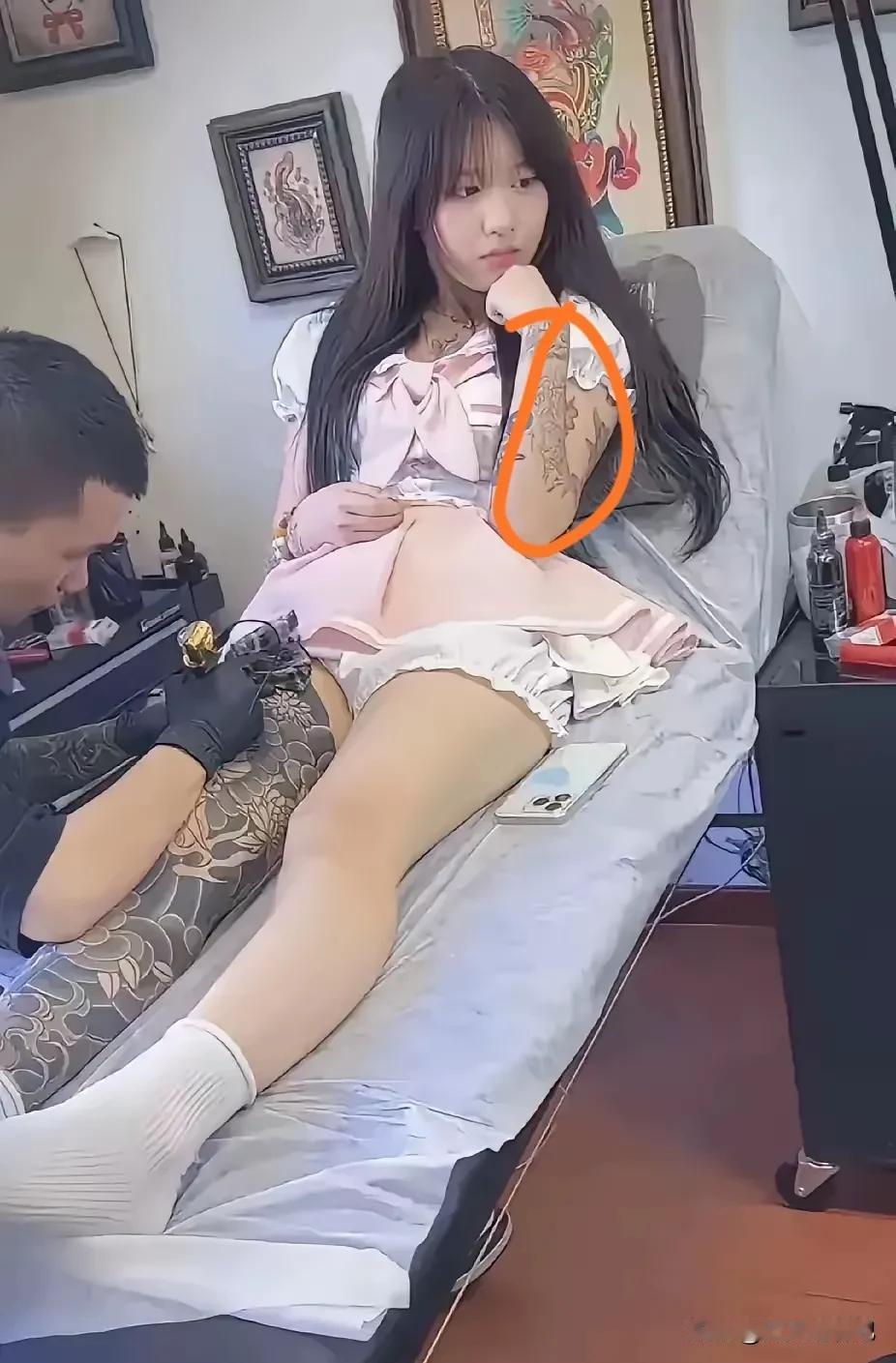 想不明白，
看似冰洁玉清的女孩，
为何要把自己身上纹的花花绿绿的呢？
这是心理有