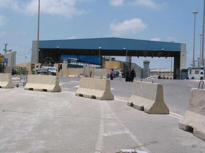 第一车油运进加沙。今天，以色列放行了从埃及进入加沙的第一辆油罐车，载2.4万升柴