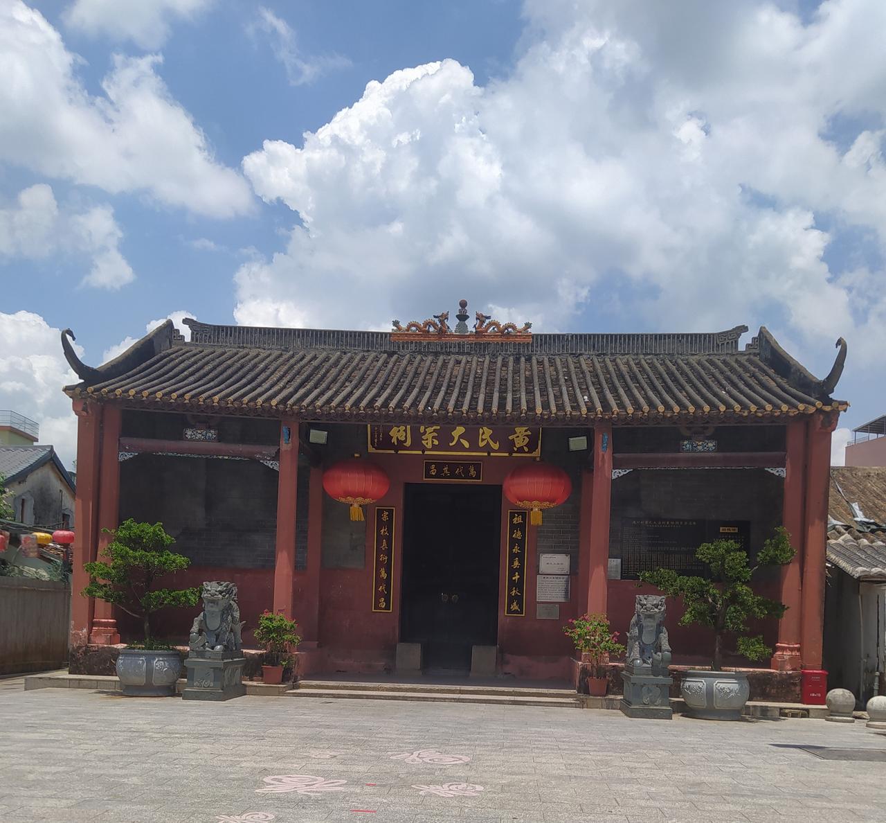 今天来到一个古村参观，其实也没有什么，也就一个祠堂，一个戏楼，一个炮楼可以看，其