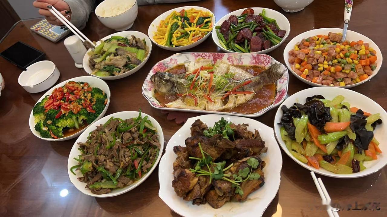 我身边有这样一个人，结婚后没几年，老婆因病去世了，后来又谈了女朋友，女朋友没几年