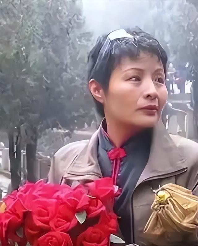 1984年，老山女兵谢楠因私自开枪为牺牲的战友送行，遭到开除，20年后，谢楠归来