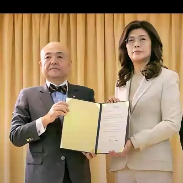 同胞们!请记住这个女人，她在7月31日(731)这天往民族伤疤上“撒了一把盐”!