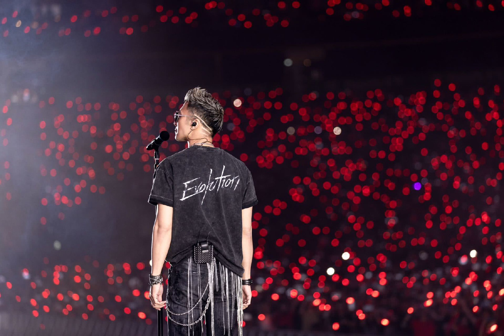 谢霆锋武汉站拼手速了 谁的青春没有谢霆锋！今天中午预售开启，《活着VIVA》《因