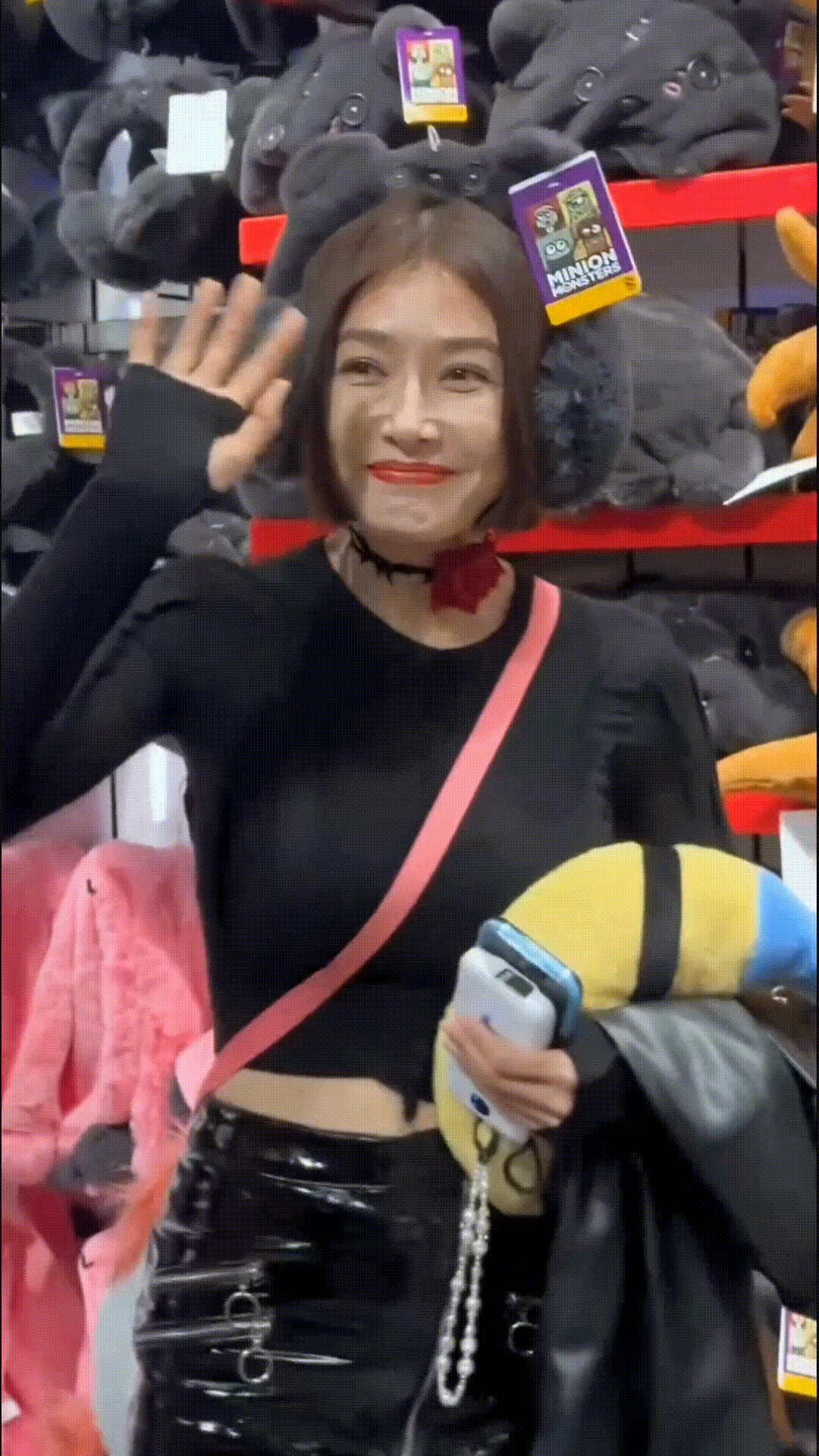 网友偶遇秦岚，人超级好很爱笑，用原相机拍下了秦岚，实话实说原相机真的会把人拍丑，